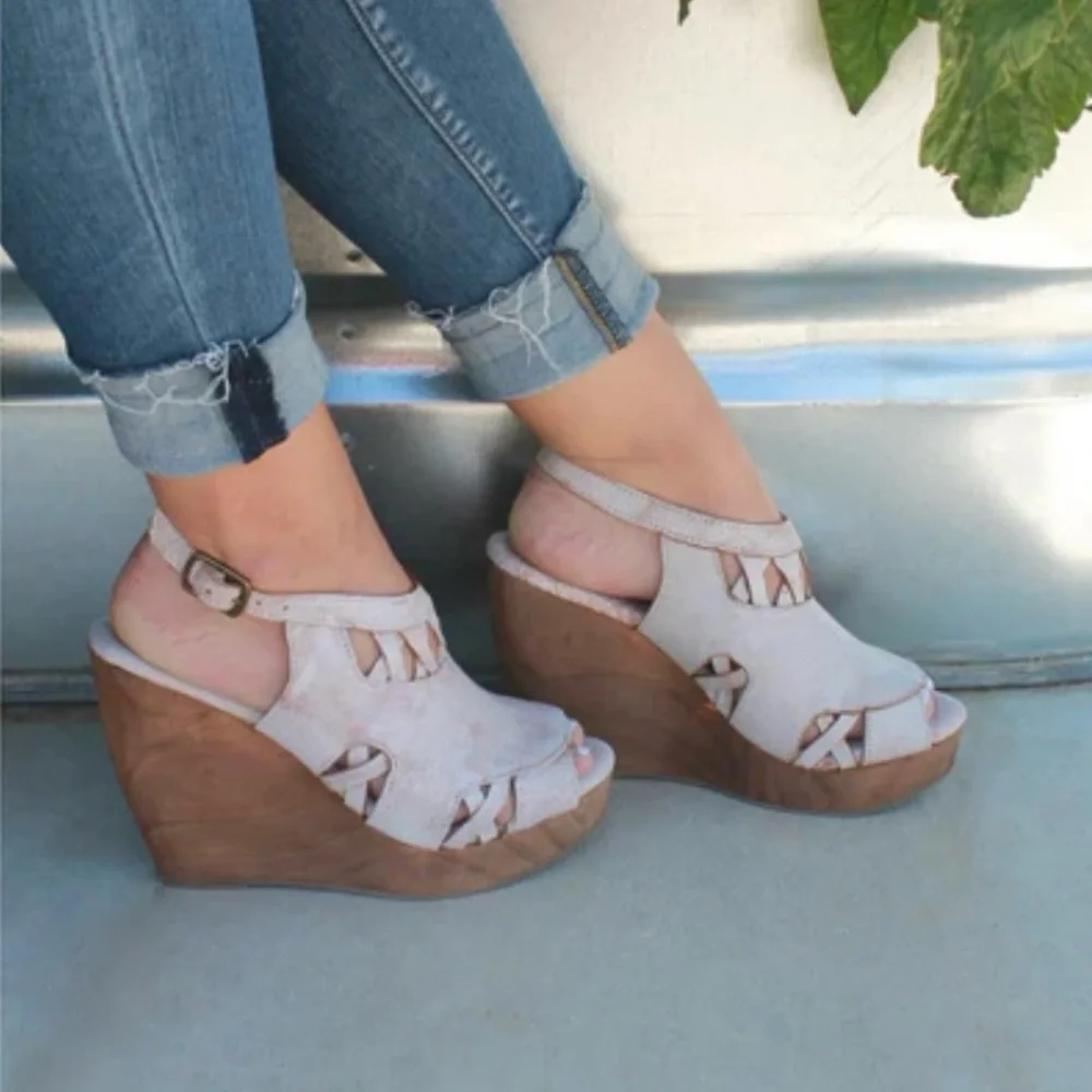 Very volatile women’s Sloan wedge size 7